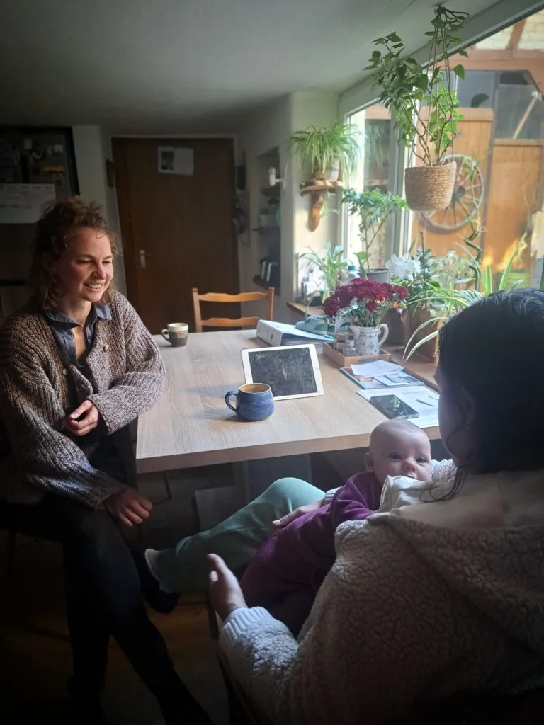 Hebamme Gespraech mit Mutter