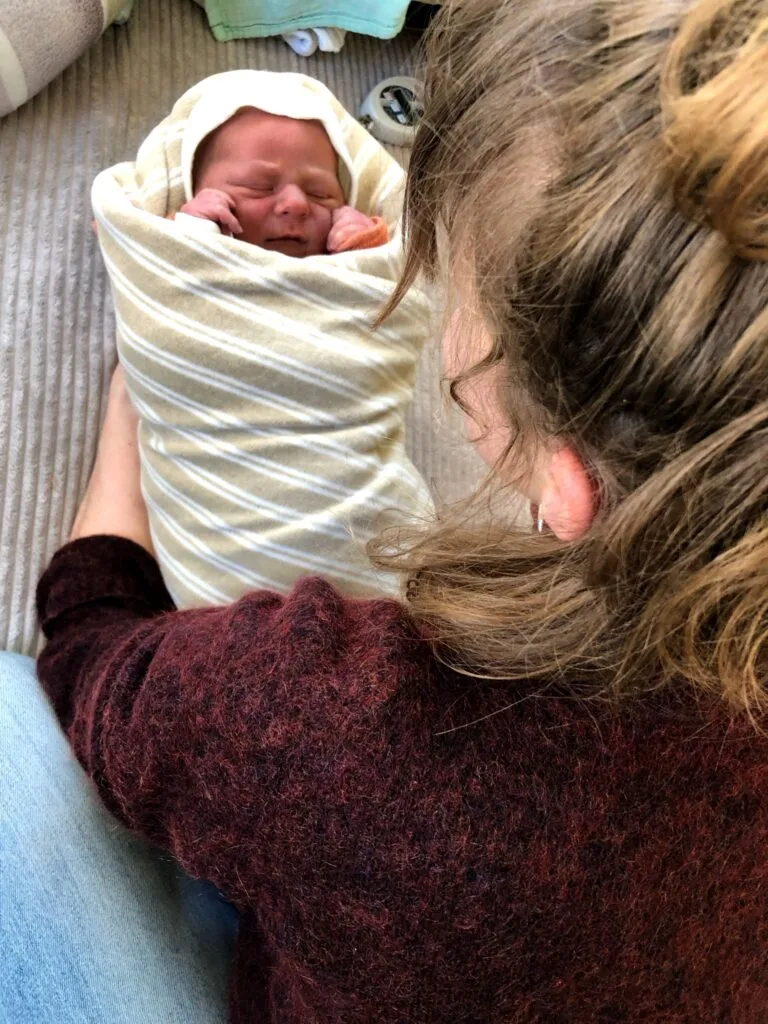 Hebamme Wickelt Kind