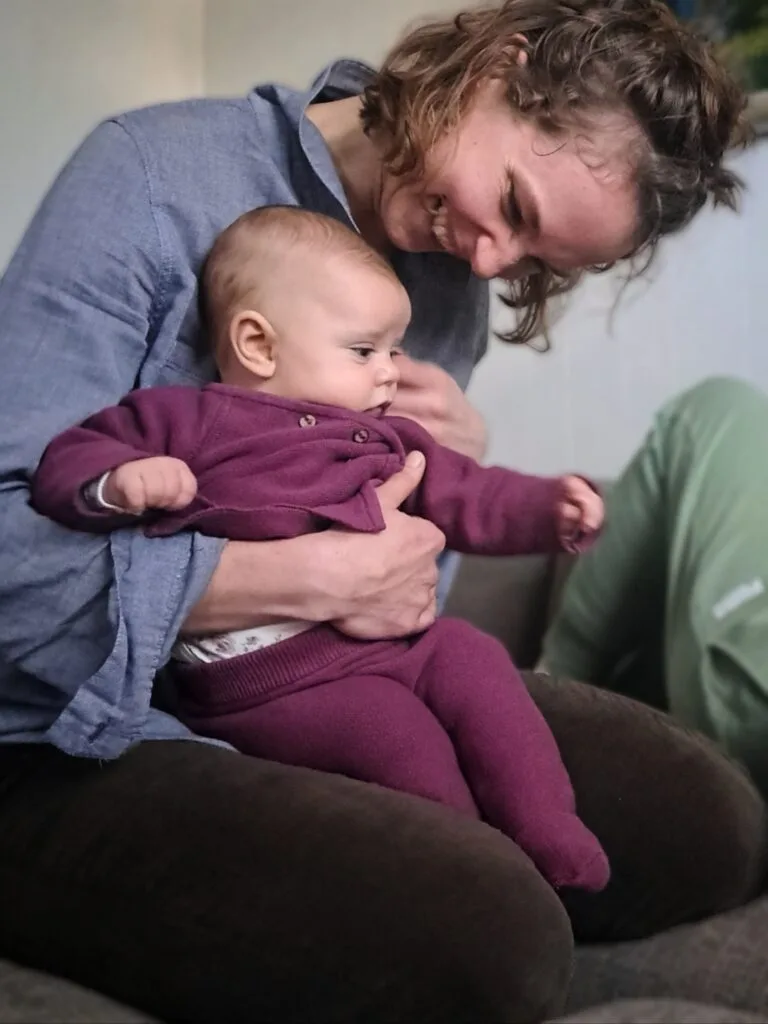 Hebamme Untersucht Kind