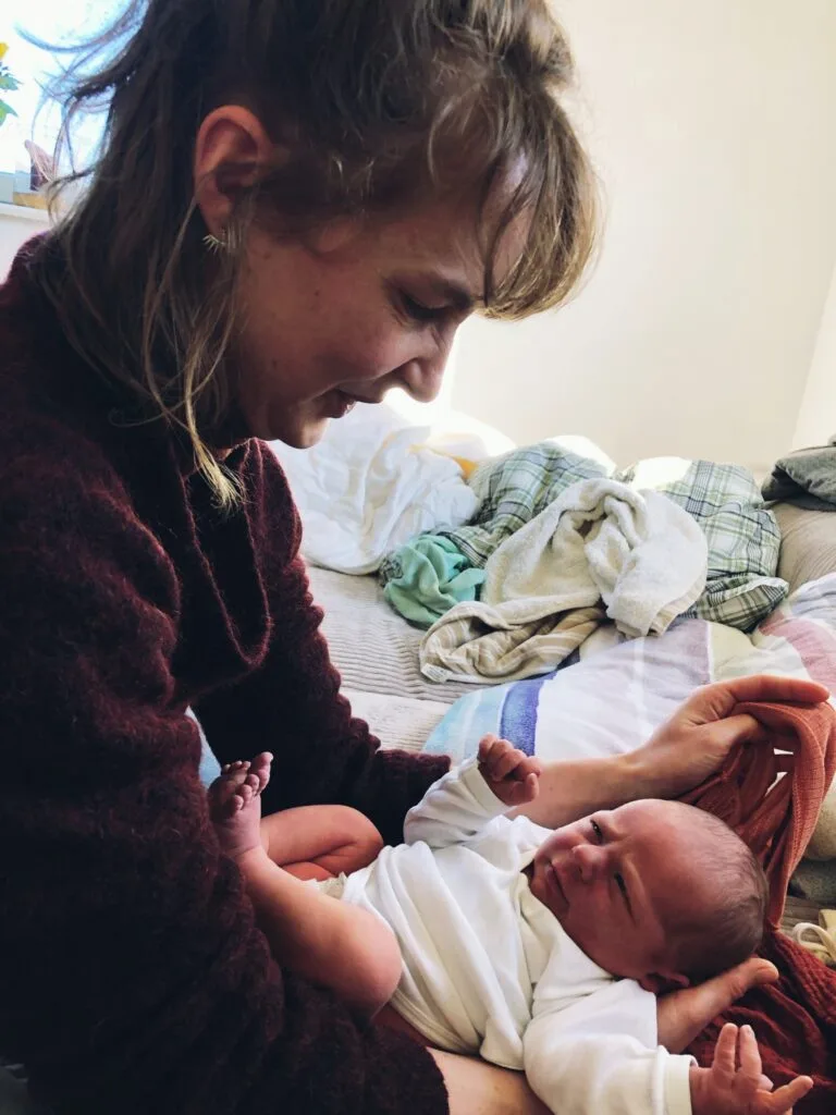 Hebamme mit Kind Augenkontakt