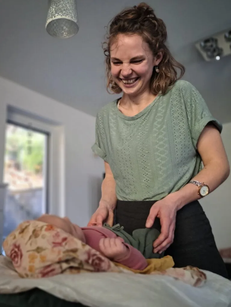 Hebamme mit Kind